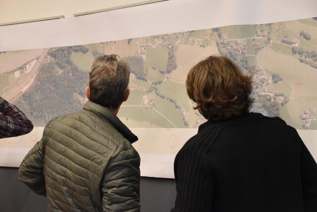 Bei der Planausstellung der ÖBB am 4. April herrschte bei den Angathern und Anghaterinnen reges Interesse.  | Foto: Barbara Fluckinger/BB Archiv