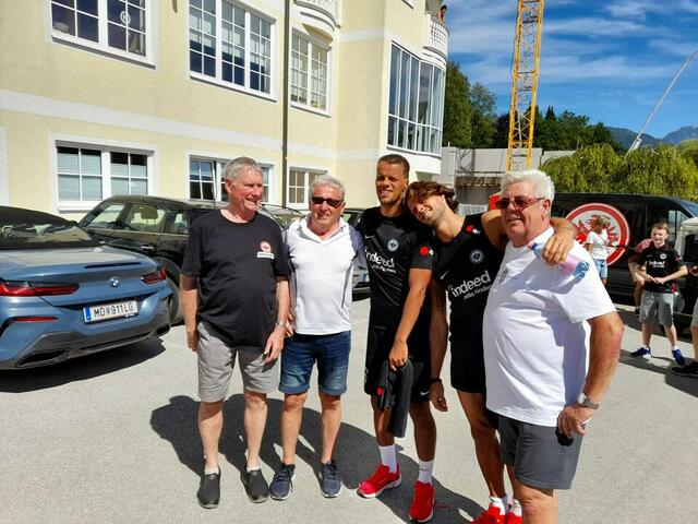 Fans mit Timothy Chandler und Gonçalo Paciência.