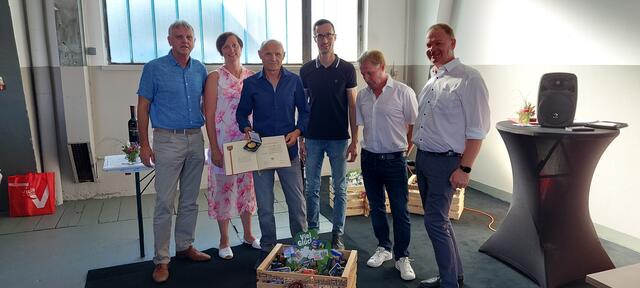 Leo Heinz Boisits wurde für 45 Jahre geehrt. Gemeinsam mit ÖGB-Regionalsekretär Ewald Gossy, vida-Landesgeschäftsführer Oliver Krumpeck, Betriebsratsvorsitzenden Erwin Kropf und Geschäftsführer Siegfried Tanczos nahm AK-Vizepräsidentin Bianca Graf die Ehrung vor.
 | Foto: Arbeiterkammer Burgenland