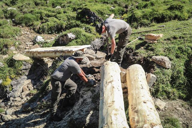 Soldaten des Baupionier- und Katastropheneinsatzzuges nutzen das Sommerwetter um im Zuge der Ausbildung das bestehende Wegenetz zu verbessern. | Foto: Martin Hörl, Vzlt
