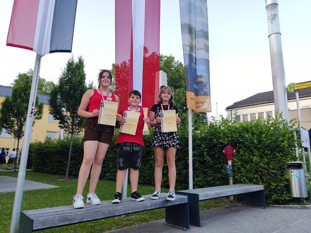 Stephanie und Fabian Watschinger mit Luisa Mailänder | Foto: privat