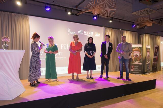 v.l.: Nicole Maria Mack, Claudia Hippmann, Martina Gratz, Sybille Prähofer, Georg Felber und Christoph Hippmann bei der Diskussionsrunde im Hippmann 7. | Foto: Sabine Starmayr