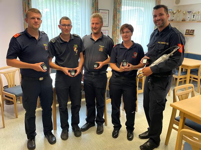 Vertreter der fünf Feuerwehren mit den neuen Messgeräten nach der ersten "zentralen" Kalibrierung. | Foto: FF Waidhofen/Thaya