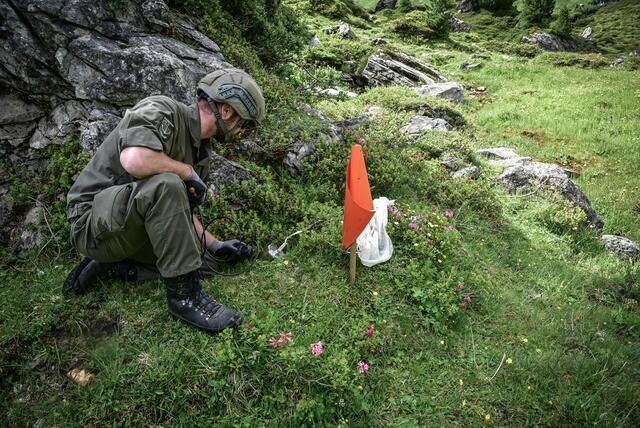 Gefundene Blindgänger werden markiert und anschließend durch einen Kampfmittelbeseitiger beurteilt. | Foto: Martin Hörl, Vzlt