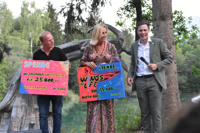 Martin Rehrl übergibt seine Spende in Form von zwei Kunstwerken an Wings for Life und die Salzburger Kinderkrebshilfe. | Foto: Philip Steiner