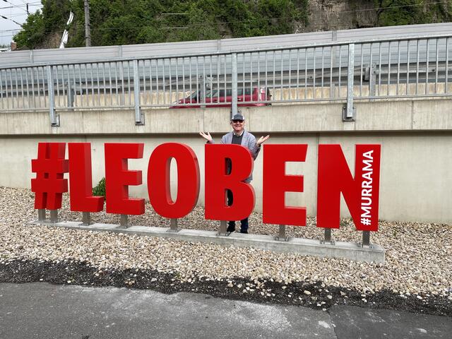 Werbung für die Stadt Leoben? Ein "Selfie" vor dem plakativ gestalteten Leoben-Schriftzug, allerdings mit dem trostlosen Hintergrund der Betonstützmauer der Zeltenschlagstraße. | Foto: KK