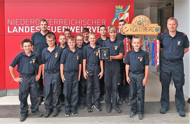 Der Kürnberger Jugendbetreuer Erich Hinterbichler mit den den weiteren Betreuern Daniel Haslinger und Philipp Schacherlehner  und den Kürnberger Jugendlichen. | Foto: Bfkdo Amstetten