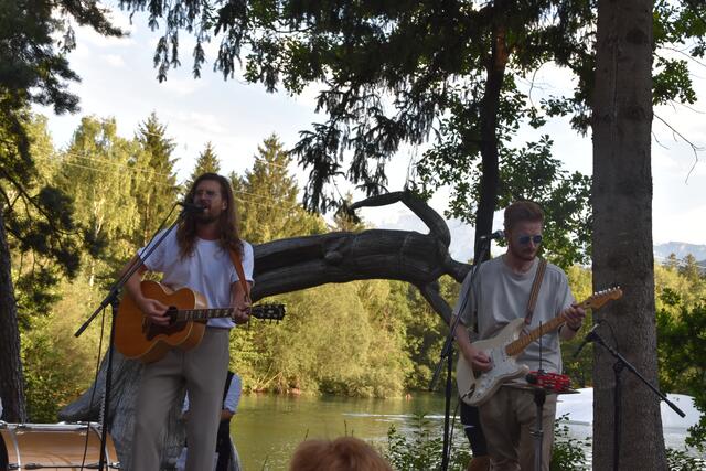 Dominic Muhrer (Makemakes) rockte zusammen mit zwei Bandkollegen das Waldbad Anif. | Foto: Philip Steiner