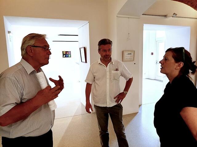Von links: die Politiker Franz Majcen und Karl Bauer im Gespräch mit Architektin Petra Kickenweitz