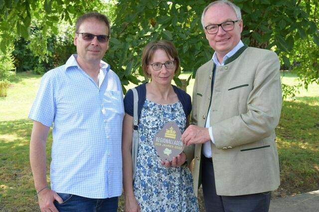 Bei der Auszeichnung zum Regionalladen 2022: Robert und Heidi Rabl mit Landeshauptfrau-Stellvertreter Stephan Pernkopf (r.) | Foto: eNu