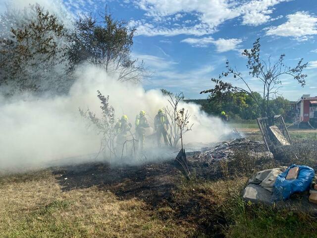 Löscharbeiten der Protteser Feuerwehr in Ebenthal. | Foto: Alexander Schabel