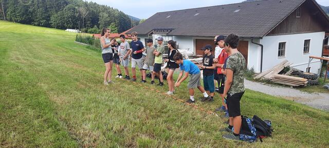 Weit gereist oder einfach regional geerntet? Eleonora Hold erklärt den Schülerinnen und Schülern, auf was es ankommt. | Foto: Ziegler