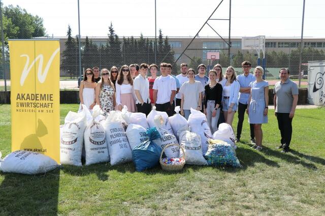 Schülerinnen und Schüler der 4. Jahrgänge mit den Stöpselsäcken