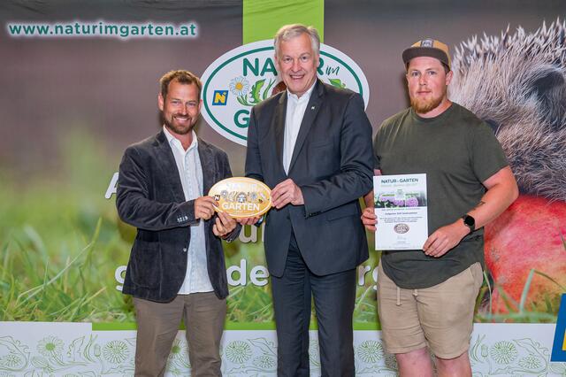 

Landesrat Martin Eichtinger gratuliert Stefan Kastenhofer und Rupert Marsden zur Auszeichnung „Goldener Igel“ von „Natur im Garten“ für ökologische Grünraumpflege des Hofgartens des Stift Seitenstetten im vergangenen Jahr.

 | Foto: „Natur im Garten“ / J. Ehn