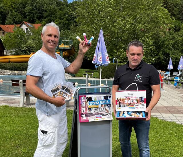 Bademeister Reinhard Lamberg und Abfallberater Günter Weixelbaum beim Verteilen der TAschenbecher im Erlebnisbad Mühldorf.  | Foto: GV Krems