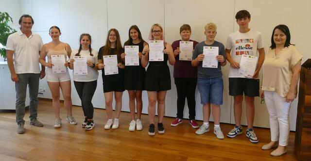 Bezirksstellenobmann Christian Bauer, Sarah Streitriegl, Mailinda Sulejmani, Anna-Lena Ronalter, Lena Membir, Lena Roitner, Leon Götz, Sebastian Carollus, Lukas Mayer, Direktorin Alexandra Huber-Lechner | Foto: Monika Uhl