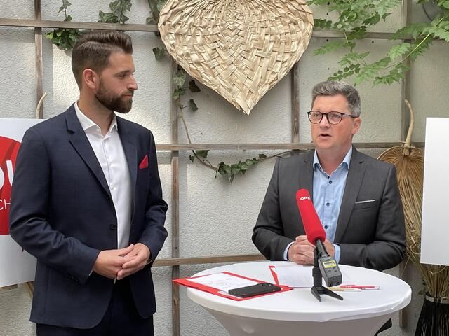 Landesgeschäftsführer Florian Koppler und Parteivorsitzender Michael Lindner präsentieren den Mitgliederentscheid. | Foto: BRS/Diabl