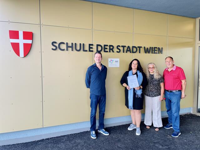 Alle sind stolz auf die MINT-Auszeichnung: Schulwart Christian Dersch, Direktorin Martina Haspel-Praxmarer, Romana Schütz von der Schulaufsicht und Wolfgang Ermischer aus der Bezirksvorstehung (v.l.). | Foto: BV23/Genitheim