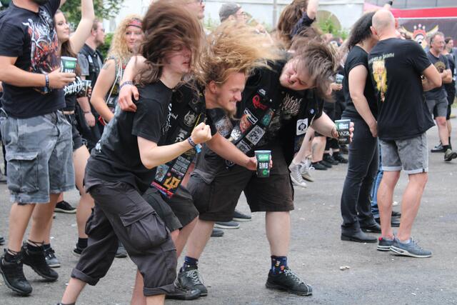 Auch an Tag zwei flogen die Haare. Gemeinsamen "Headbangen" macht sichtlich mehr Spaß. | Foto: MeinBezirk.at