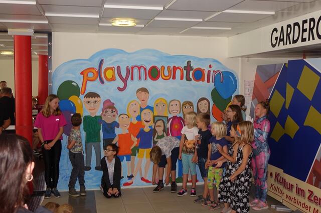 Die "Malgruppe" hatte nicht nur ein besonderes Kunstwerk gebastelt, sondern auch das Playmountain gemeinsam für ewig im Foyer des Kultur im Zentrum festgehalten. | Foto: Michael Blinzer