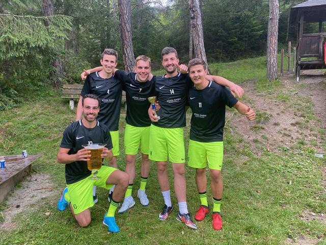 Die Premiumfighters vom SV Telfes holten sich zum dritten Mal den Sieg beim Telfer Dorfturnier. | Foto: Mair