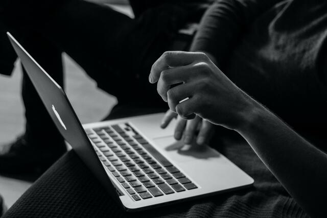 Der Hass im Netz, insbesondere gegen Homosexuelle und nicht-binäre Personen, wächst aktuell dramatisch an. | Foto: Unsplash
