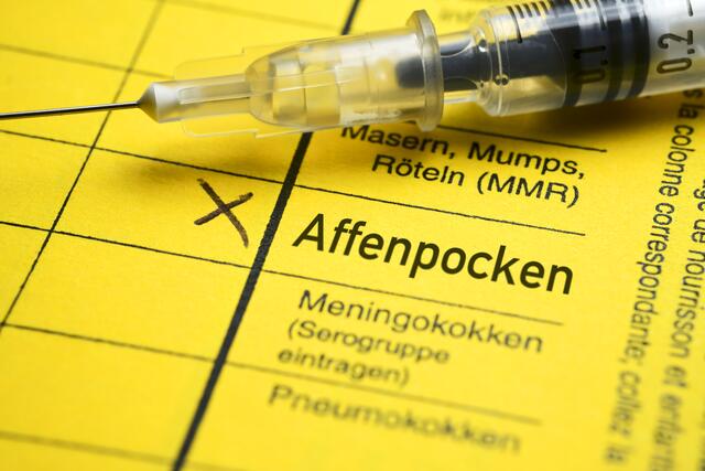 Bis 1980 war die Impfung gegen die "echten Pocken" verpflichtend. Seitdem gelten sie als ausgerottet. Wer gegen Pocken geimpft ist, hat auch einen hohen Schutz gegen Affenpocken. | Foto:  Christian Ohde / ChromOrange / picturedesk.com