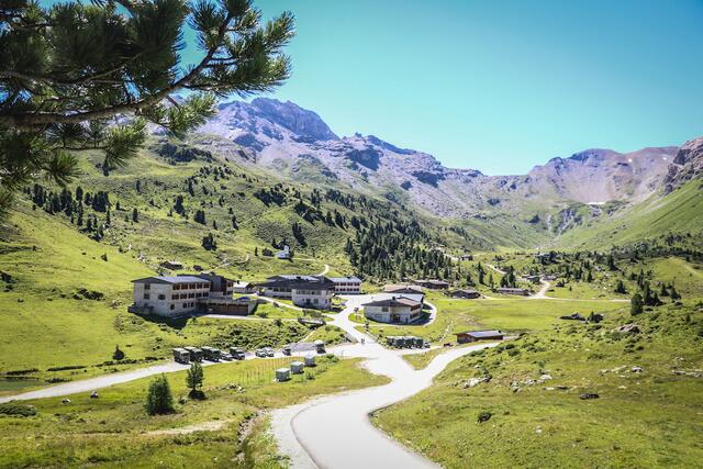  Das auf über 2.000 m Seehöhe gelegene Lager Lizum ist in den Sommermonaten ein Treffpunkt für übende Soldaten, begeisterte Bergwanderer und Almvieh. | Foto: Martin Hörl, Vzlt
