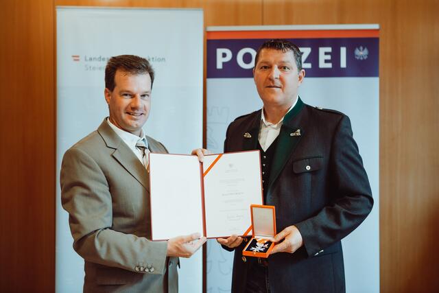 Landespolizeidirektor Ortner und der zweifach geehrte Chefinspektor Roland Frühwirth. | Foto: LPD Steiermark/Martinelli