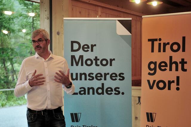 Lizum-Bergbahnen-GF Werner Frießer informierte über die Fortschritte beim Neubau der Hoadl-Bahn. | Foto: Hassl