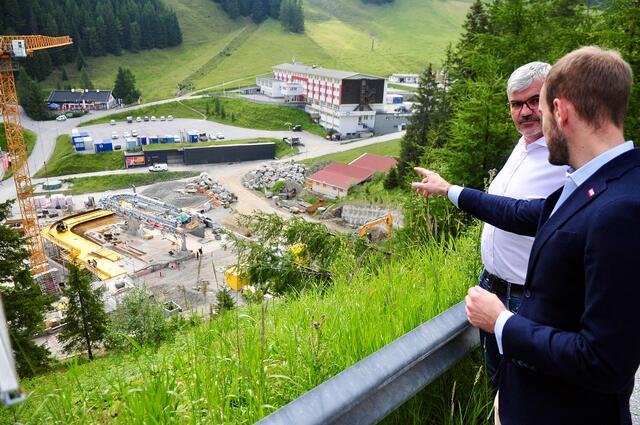 Florian Tursky zeigte sich vom Baufortschritt in der Talstation beeindruckt. | Foto: Hassl