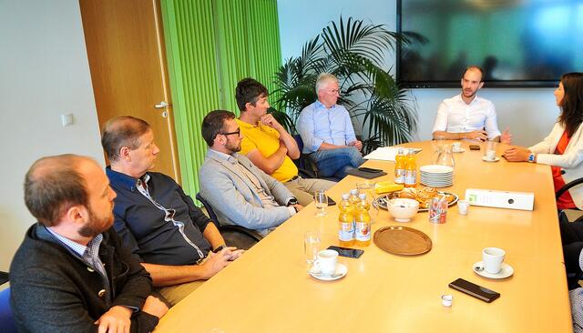 Florian Tursky informierte auf Einladung von Sophia Kircher die Bürgermeister der Region. V.l.n.r.: Marco Untermarsoner, Hansjörg Peer, Thomas Suitner, Vizebgm. Wolfgang Steiner (Birgitz) und PV-Obmann Josef Singer | Foto: Hassl