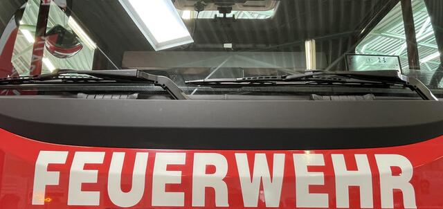 Die Feuerwehr Tilsit und der Vater des Verunfallten bargen das Unfallauto. | Foto: RegionalMedien