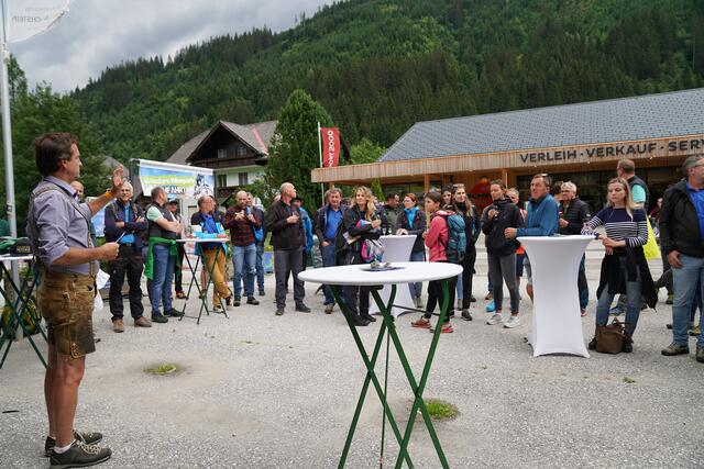 Riesneralm-Geschäftsführer Erwin Petz erklärte den Teilnehmenden, mit welchen Attraktionen der Skiberg Gäste im Winter und Sommer anspricht. | Foto: Riesneralm