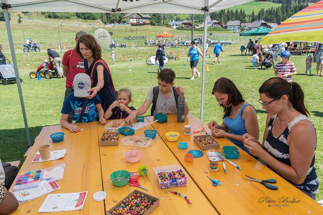 Susi und Sonja Basteln mit den Kinder Schlüsselanhänger und Armbänder. | Foto: Peter Bolha