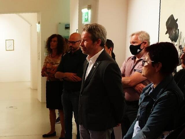 Gleisdorfs Kulturreferent Karl Bauer (Mitte) bei der Vernissage mit Arbeiten von Joseph Beuys