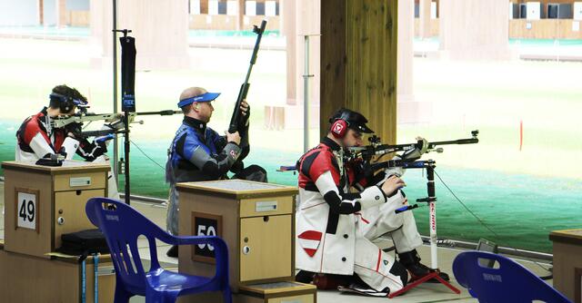 Tobias Mair (ganz links) war in Korea auch mit dem Kleinkalibergewehr erfolgreich und schoss sich mit seinen Kollegen Bernhard Pickl (Mitte) und Andreas Thum (rechts) auf Platz fünf. | Foto: Margit Melmer / ÖSB
