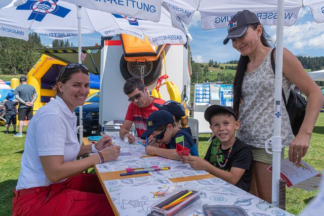 Petra von der Wasserrettung passtelte mit den Kinder Schifferl. | Foto: Peter Bolha