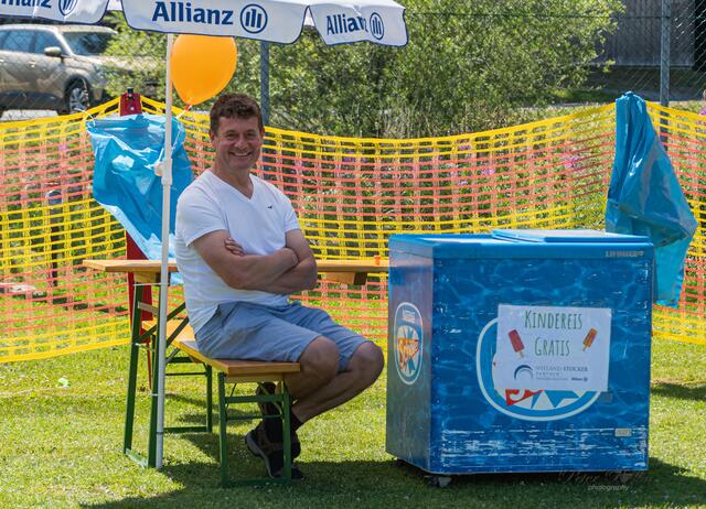 Wieland Hans verteile an die Kinder ein Eis. | Foto: Peter Bolha