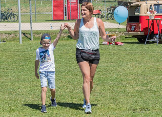 Toni und seine Mutter Eva tanzten im Gelände. | Foto: Peter Bolha