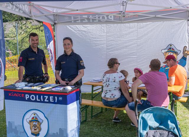 Michael und Sara von der Polizeistatio Tamsweg Informiten die Kinder und Eltern über die Polizei. | Foto: Peter Bolha