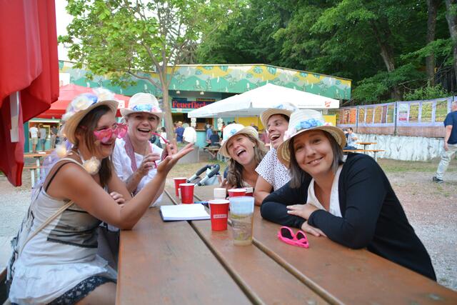 Das Jazz Fest eignete sich auch hervorragend für einen Junggesellinenabschied - wie diese Damengruppe zeigte | Foto: Jennifer Flechl