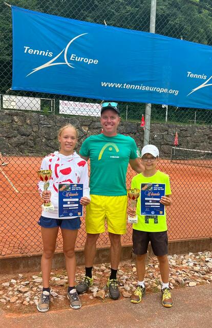 BTV Betreuer Alexander Übel mit den aktuellen Nummer 1 Spielern Österreichs: Lea Haider-Maurer und Anton Kahlig (beide Burgenland)