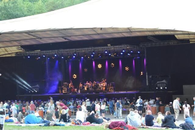 Strahlender Sonnenschein, warme Temperatur und gute Laune - ein perfekter Tag um den Bands zu lauschen | Foto: Jennifer Flechl