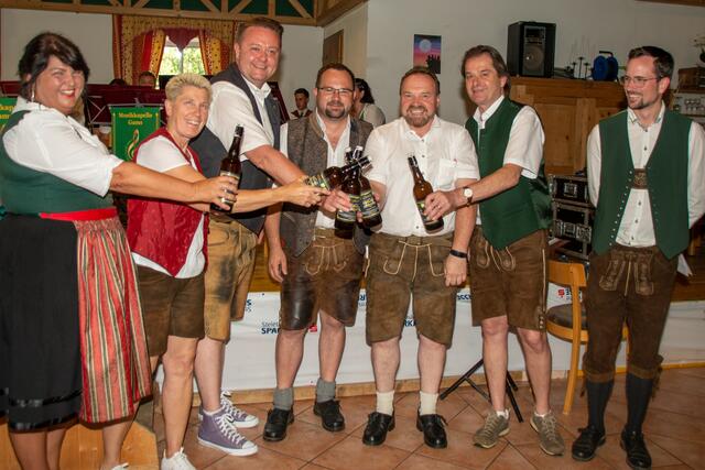 Prost auf 20 Jahre: Beim Regionsfest in Gams wurde unter anderem ein Jubiläumspils präsentiert. | Foto: Christian Scheucher