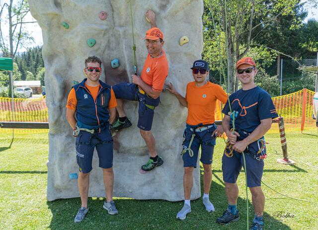 Die Bergrettung betreibte den Kletterturm (v.li.n.re) Robert, Peter, Stefan und Bernhard. | Foto: Peter Bolha