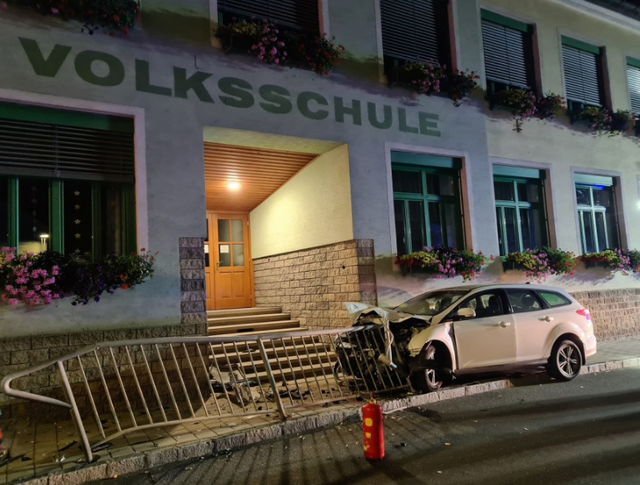 Der PKW blieb nach dem Aufprall im Geöländer stecken. | Foto: FF Dietmanns