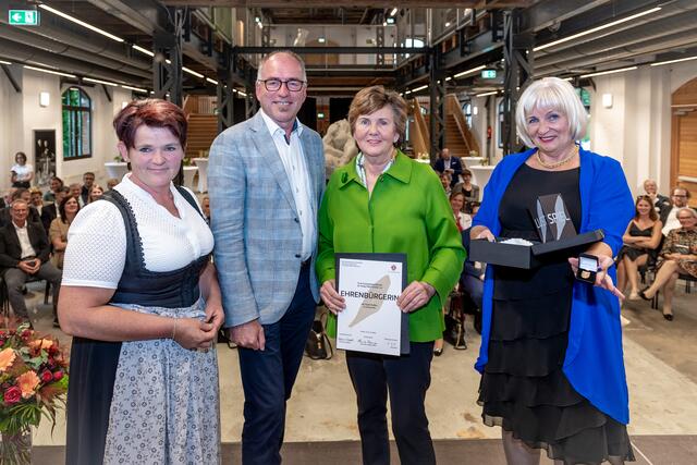 Halleins neue Ehrenbürgerin Helga Rabl-Stadler. Im Bild (v.l.): Katharina Seywald  (Bürgermeister Stellvertreterin), Alexander Stangassinger (Bürgermeister), Helga Rabl-Stadler (Ehrenbürgerin), Rosa Bock (Bgm. Stv, Kulturstadträtin). 