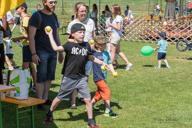 Die Kinder beim Dosen werfen. | Foto: Peter Bolha