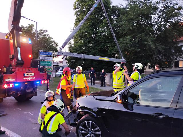 Die Stadtfeuerwehr Pinkafeld war mit einer Fahrzeugbergung nach einem Unfall beschäftigt. | Foto: Stadtfeuerwehr Pinkafeld